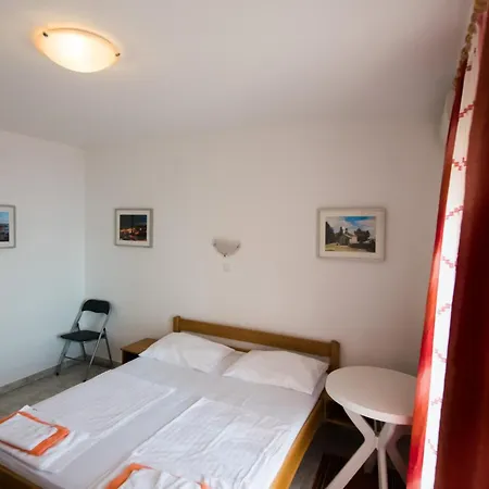 Frühstückspension Pero 3 Min Walk To The Lokva Rogoznica