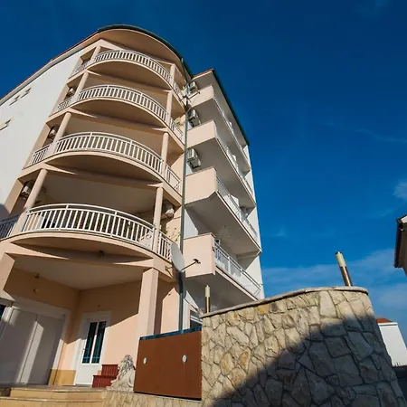 Pero 3 Min Walk To The 3*