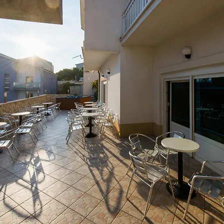 Frühstückspension Pero 3 Min Walk To The Lokva Rogoznica