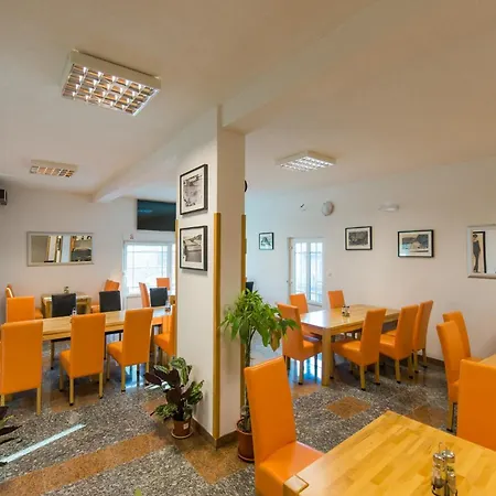 Pero 3 Min Walk To The Frühstückspension 3*