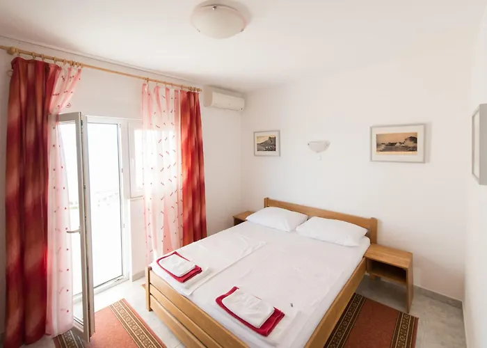 Frühstückspension Pero 3 Min Walk To The Lokva Rogoznica